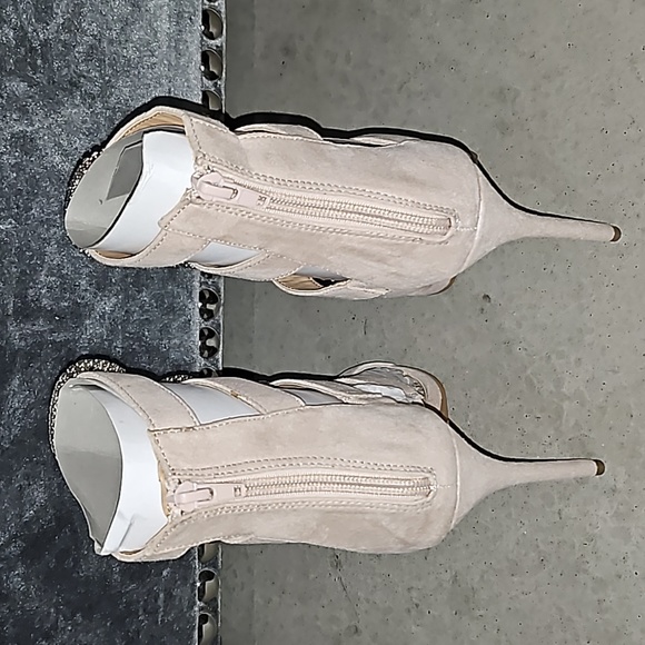 Beautiful Nude Strap with Oval Stones in front Design Heels New! - Picture 3 of 6